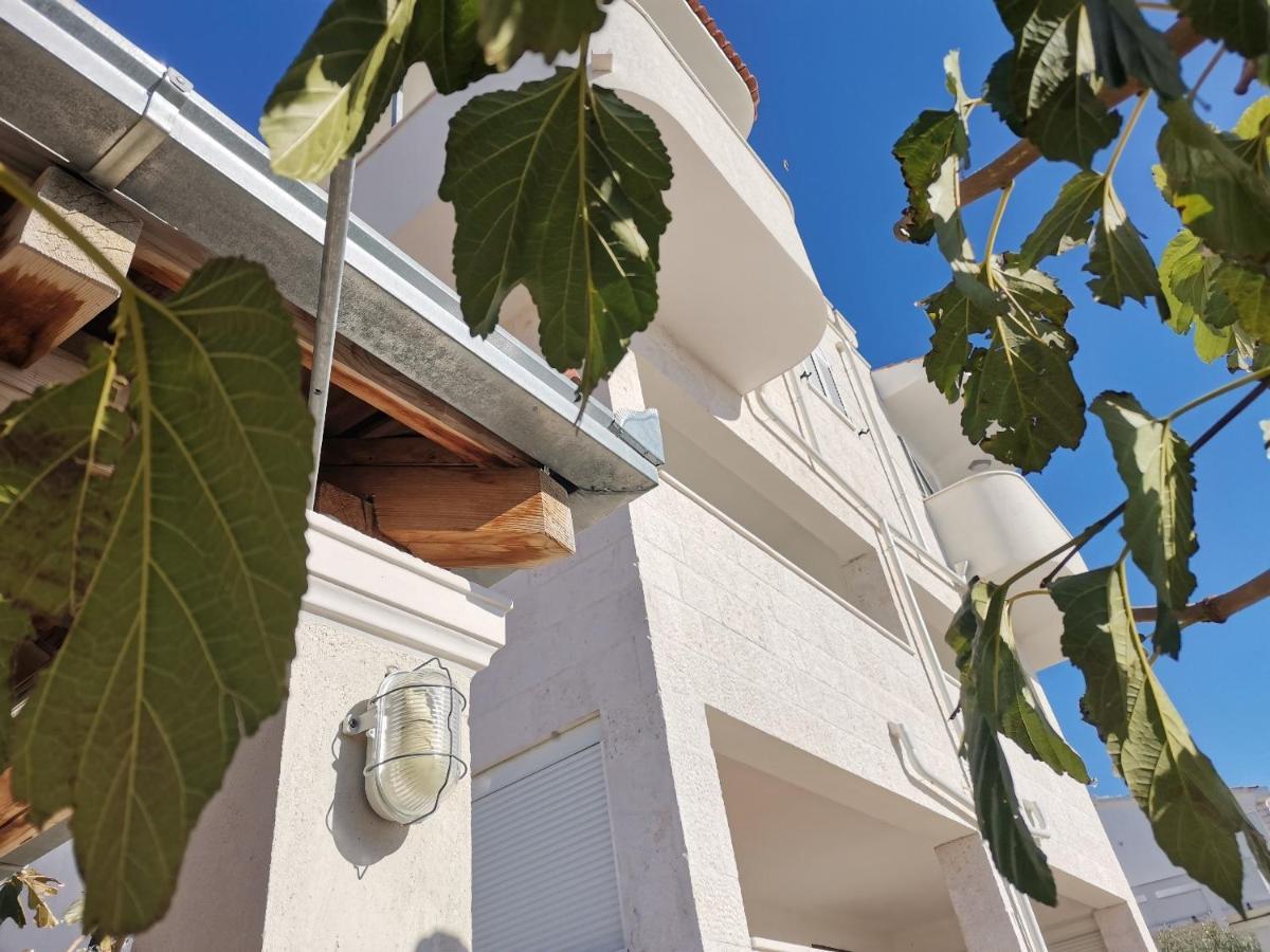 Apartments Marija - By The Sea Рогозница Екстериор снимка