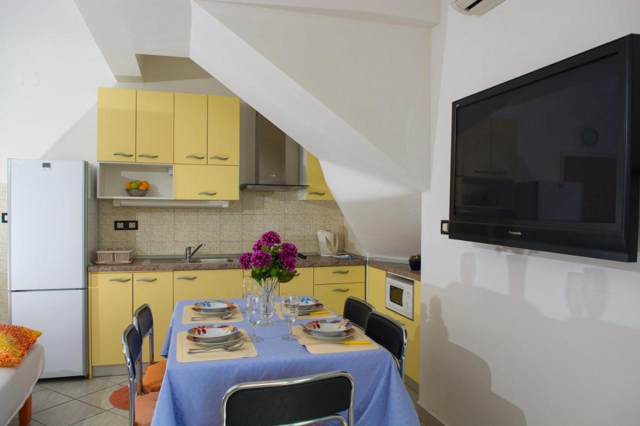 Apartments Marija - By The Sea Рогозница Екстериор снимка