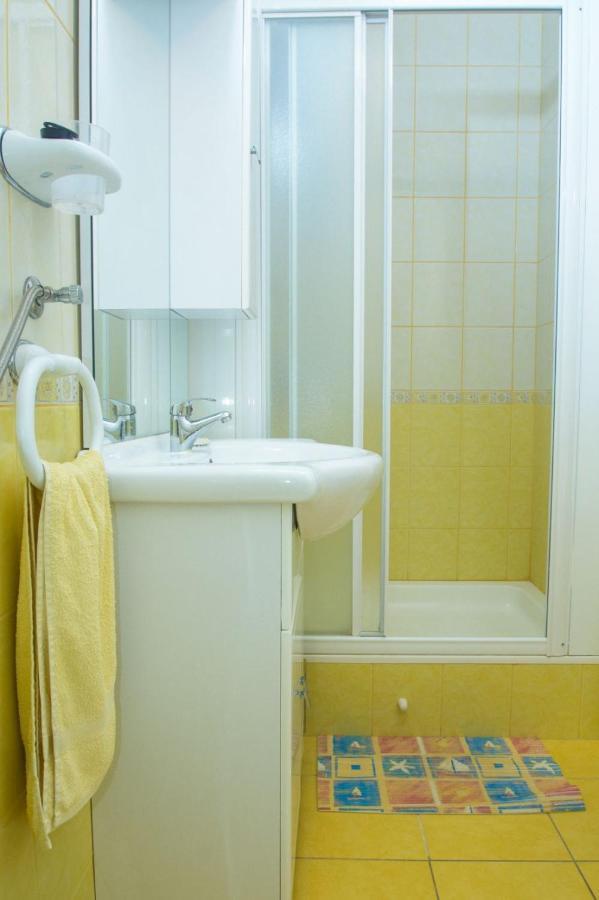 Apartments Marija - By The Sea Рогозница Екстериор снимка